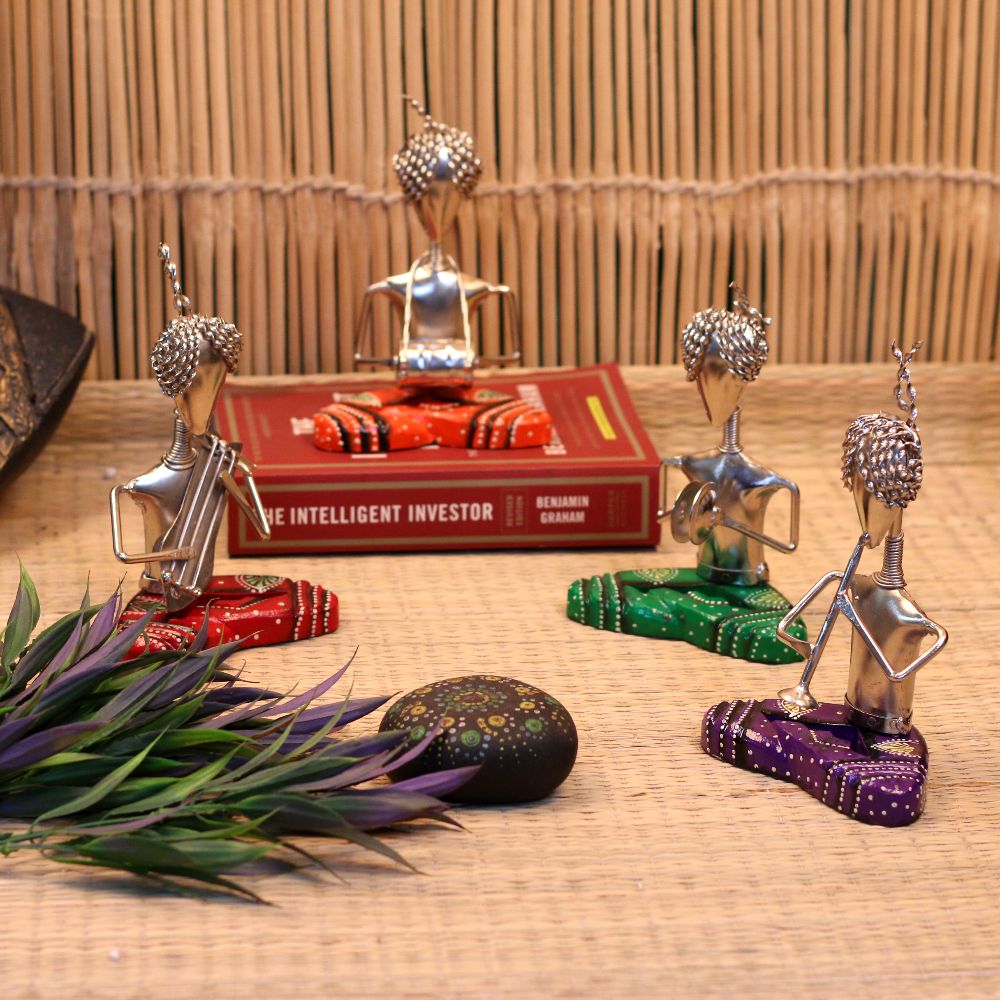 IRON PAINTED SITTING MUSICAL MEN SET OF 4