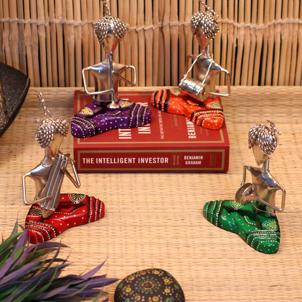 IRON PAINTED SITTING MUSICAL MEN SET OF 4